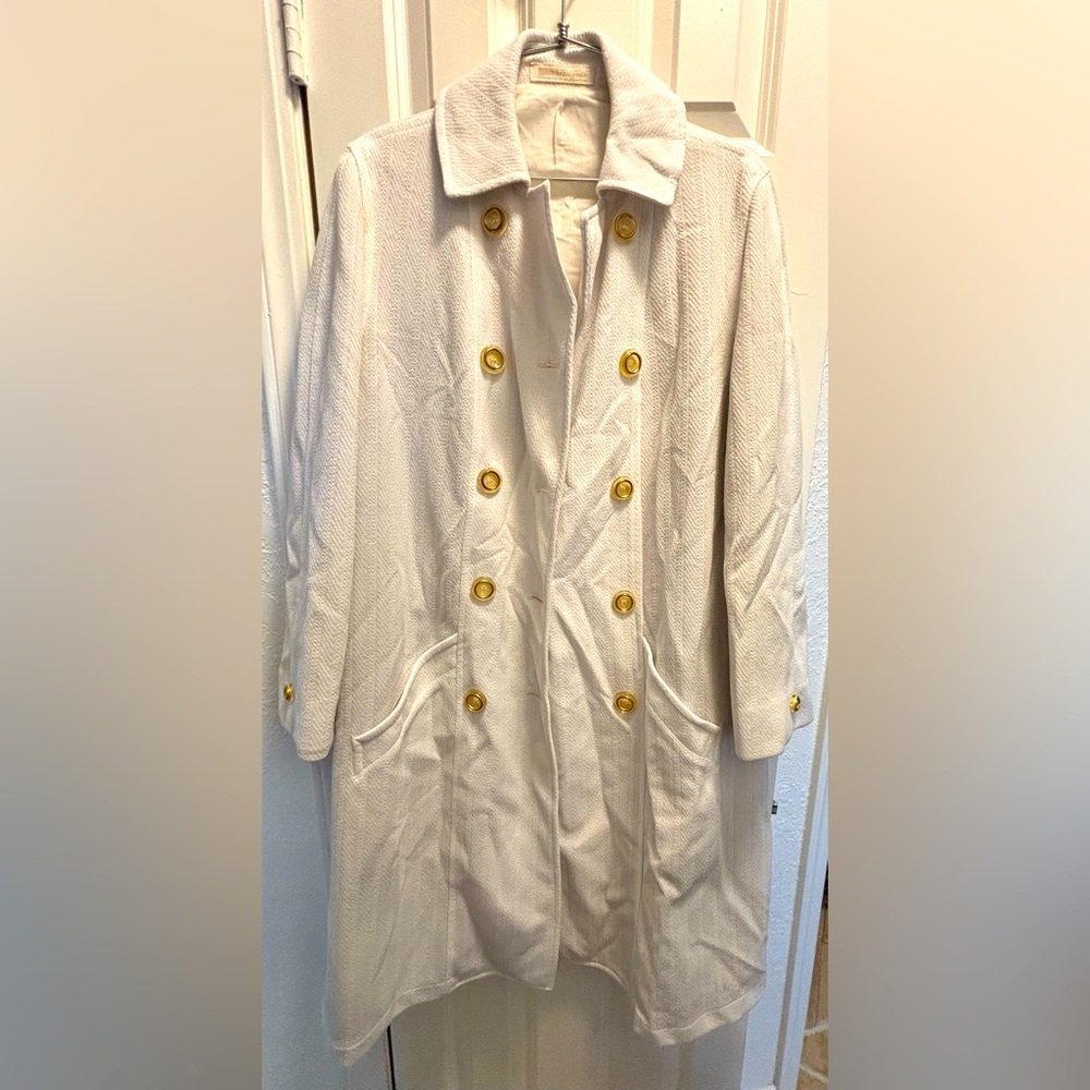 VINTAGE Beautiful Misty Harbor Coat
Size 14
Color white
